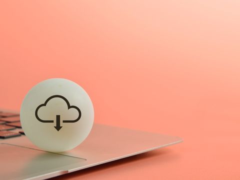 Laptop mit Cloud-Computing-Downloadsymbol