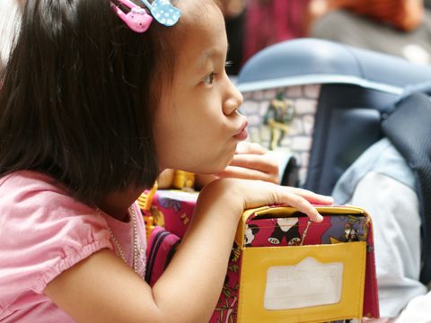 Mädchen mit Ranzen bei Einschulung