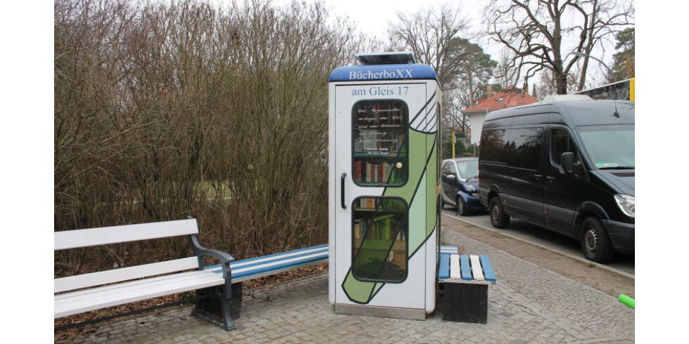 Vor dem S-Bahnhof Grunewald