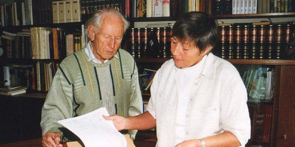 Kurt Schwaen und Archivarin 1999