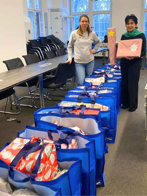 Tüten voller Weihnachtsfreude: Bezirksbürgermeisterin Emine Demirbüken-Wegner übergibt ihre Spende an Alina Nieland vom Verein "Schenk doch mal ein Lächeln". (Bild: BA Rdf)