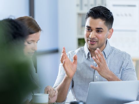 Teilnehmer indischer Abstammung im Gespräch mit anderen Teilnehmenden