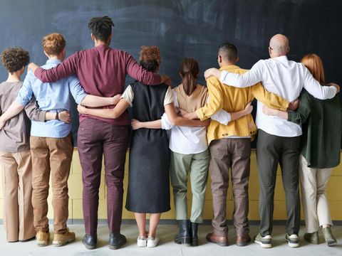 Gruppe vor einer Tafel