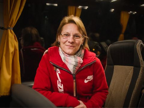 Portrait von Yvonne in einem Bus.