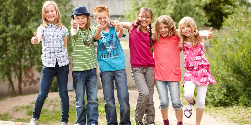 Gruppe fröhlicher Kinder