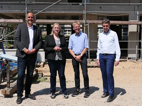 Staatssekretär Stephan Machulik, Bezirksstadträtin Rona Tietje, Geschäftsführer Pfefferwerk gGmbH Stefan Hoffschröer, Bezirksstadtrat Cornelius Bechtler