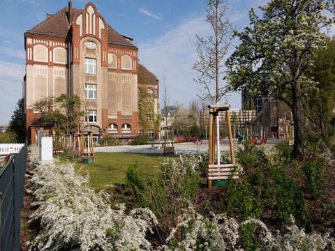 Teske-Grundschule mit einem blühenden Garten.