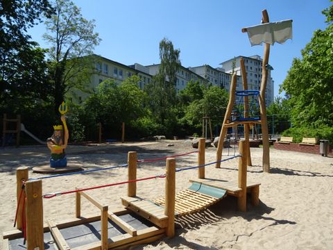 Der Spielplatz bietet großen und kleinen Kindern jede Menge Möglichkeiten zur Bewegung. (Bild: BA Reinickendorf)