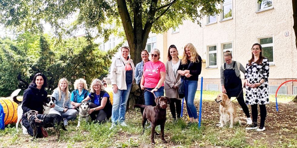 Kolleginnen des Bezirksamtes mit ihren Hunden am Aktionstag "Kollege Hund"