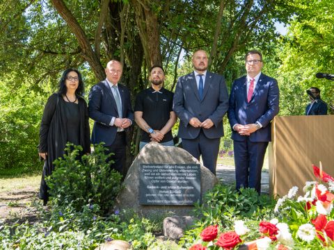 Einweihung Ehrengrab für Hatun Sürücü mit dem Regierenden Bürgermeister von Berlin, Kai Wegner, Bezirksbürgermeister Frank Bewig, Bezirksstadtrat Thorsten Schatz, Autorin, Frauenrechtlerin und Imamin Seyran Ateş sowie Can Sürücü, Sohn von Hatun Sürücü (Bild: BA Spandau)