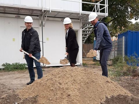 Spatenstich für Verbindungsbau zwischen der Emanuel-Lasker-Oberschule und der Modersohn-Grundschule