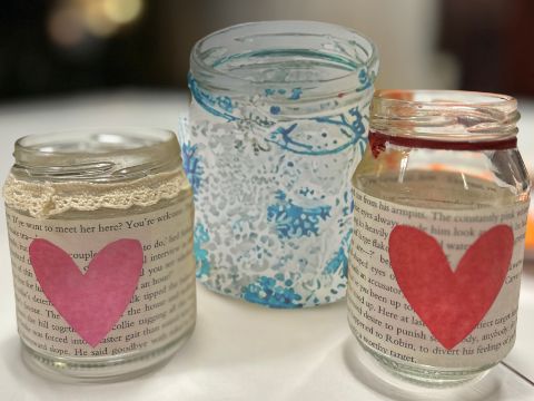 drei, aus leeren Gläsern gestaltete Windlichter