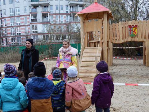 Bezirksstadträtin Dr. Saskia Ellenbeck (hinten links) eröffnete das neue Klettergerät „Burghof“ (Bild: Ulrike Harbort)