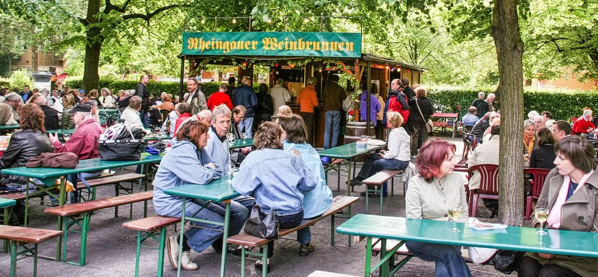 Gäste beim Rheingauer Weinbrunnen-Fest am Rüdesheimer Platz