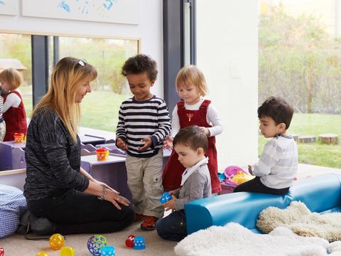 Erzieherin mit Kindern