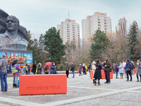 Einweihung der Quader zur künstlerischen Kommentierung des Ernst-Thälmann-Denkmals an der Greifswalder Straße in Prenzlauer Berg