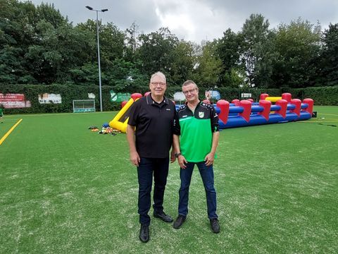 Bezirksstadtrat Harald Muschner (li.) mit dem 1. Vorsitzenden des 1. FC Lübars Uwe Erschens (Bild: BA Reinickendorf)