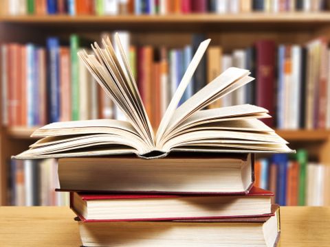 Aufgeschlagenes_Buch_in_der_Bibliothek
