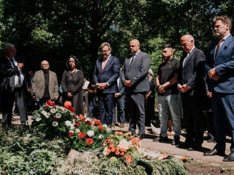 Ansicht Ehrengrab für Hatun Sürücü und Gäste während einer Schweigeminute