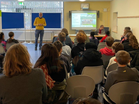 Publikum von hinten während der Präsentation bei der Auftaktveranstaltung
