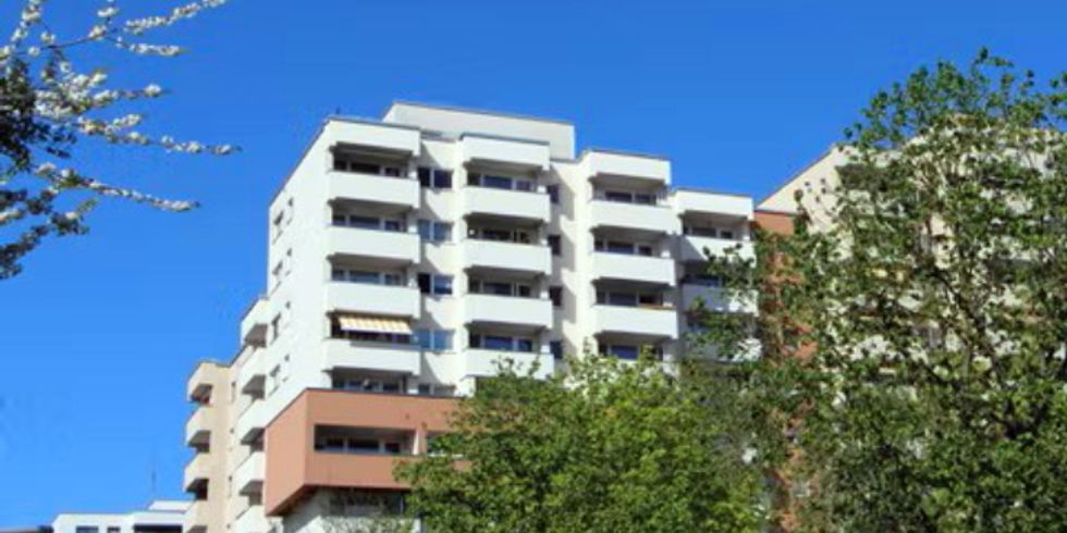 Hochhäuser mit Bäumen im Vordergrund