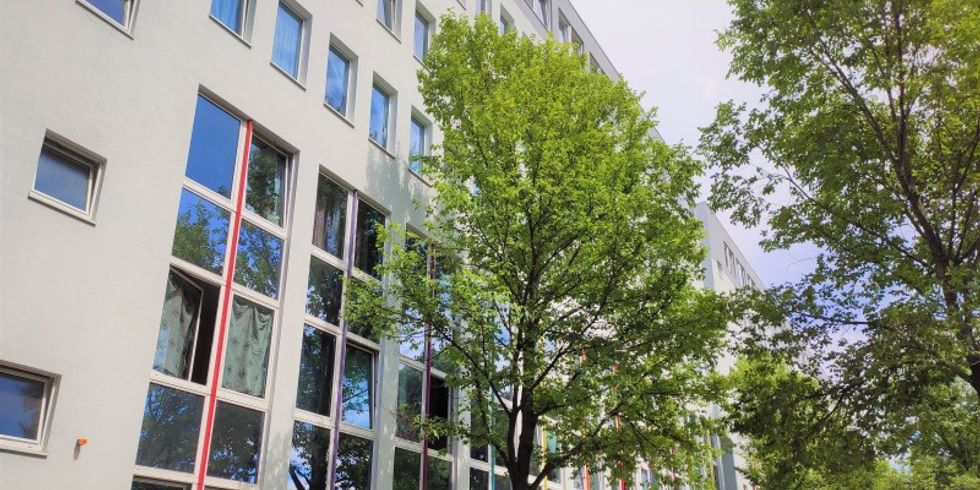 Aussenansicht der Fensterfront der Gemeinschaftsunterkunft Treskowstraße in Pankow