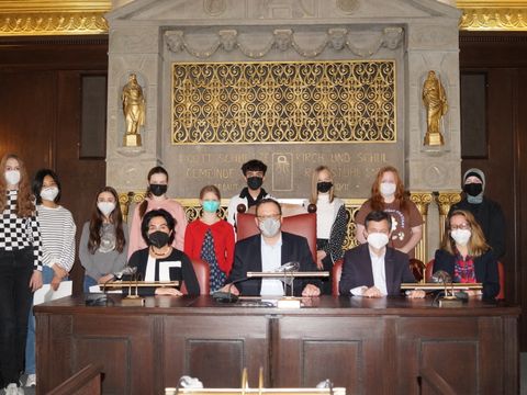 Schülerinnen und Schüler besuchten die Bezirksstadträtin Emine Demirbüken-Wegner (CDU), den stellvertretenden Vorsteher der BVV, Dr. Dieter Schramm (FDP), den Bezirksbürgermeister Uwe Brockhausen und die Bezirksstadträtin Julia Schrod-Thiel (CDU) (v.l.n.r.) (Bild: BA Reinickendorf)