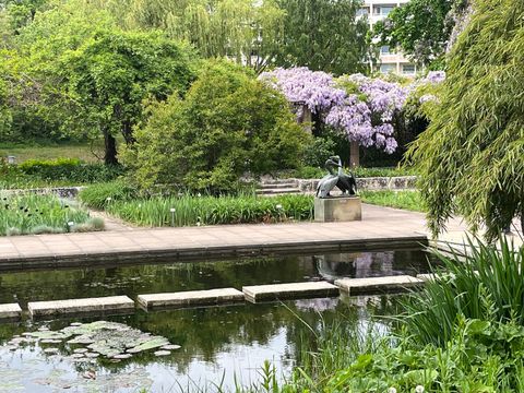 Blick über die von Walter Funke gestaltete Wasserachse auf der Freundschaftsinsel, 2025 (Bild: Thomas Thränert)