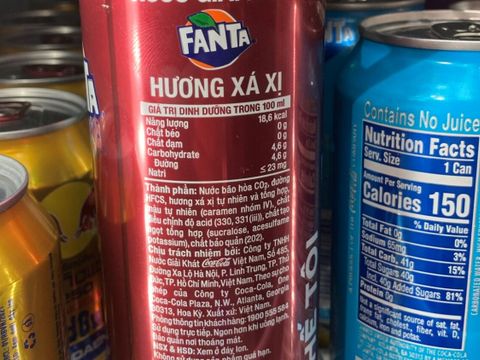 Auf diesen Getränkedosen fehlt die deutsche Beschreibung zu Inhalt oder Konservierungsstoffen (Bild: Bezirksamt Friedrichshain-Kreuzberg)