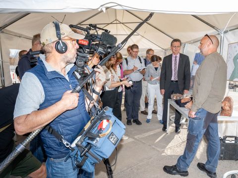 Grabungsleiter Eberhard Völker präsentierte Senator Christian Gaebler und zahlreichen Pressevertretern aktuelle Funde. (Bild: Landesdenkmalamt Berlin, Foto: Anne Herdin)