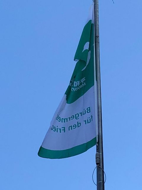 Beflaggung vor dem Rathaus Zehlendorf anlässlich des Flaggentages des Netztwerks "Bürgermeister für den Frieden" am 8. Juli 2022