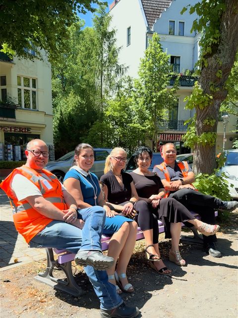 Quasselbank am Fellbacher Platz: Rivkah Netzer, Inhaberin der Buchhandlung am Fellbacher Platz (Mitte) zusammen mit Bürgermeisterin Emine Demirbüken-Wegner, Katharina Schulz sowie dem Leiter des Straßen- und Grünflächenamtes (SGA) Sascha Braun und einem Mitarbeiter (Bild: BA Reinickendorf)