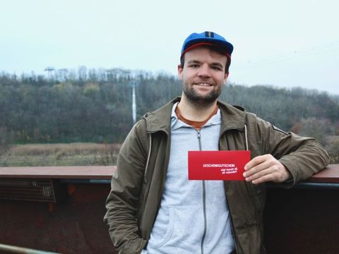 Der Sieger der Bewegungs-Cahllenge Marcel Haubold mit einem Gutschein vom Sporteck am Eastgate