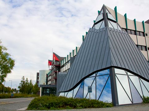 Dienstgebäude Riesaer Straße mit der Pyramide davor aus ein schrägen Perspektive