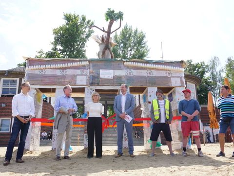 Ein Brandenburger Tor ganz aus Müll steht nun für einige Wochen im Strandbad Plötzensee.