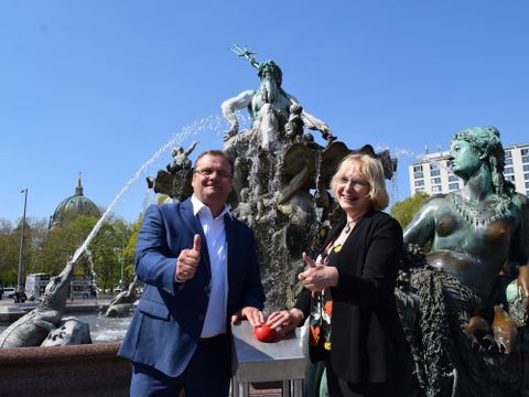 v.r.: Bezikrsstadträtin Sabine Weißler und der Niederlassungsleiter Berlin–Brandenburg der Firma Ströer Deutsche Städte Medien GmbH, Frank Geßner. (Bild: Bezirksamt Mitte)