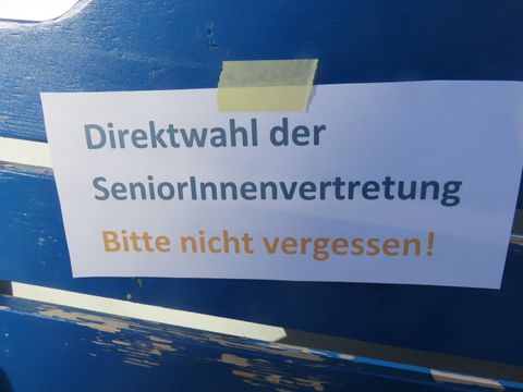 Wahl der Seniorinnenvertretung - Hinweis an der blauen Bank