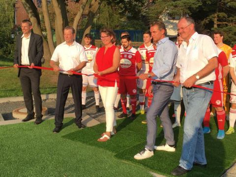 Bandschnitt - v.l.n.r.: Sportstadtrat Tobias Dollase, Bürgermeister Frank Balzer, Manuela Weber (VfB Hermsdorf), Jan Lauterbach (Polytan), Bernd Schultz (Präsident des Berliner Fußball Verbandes) (Bild: BA Reinickendorf)