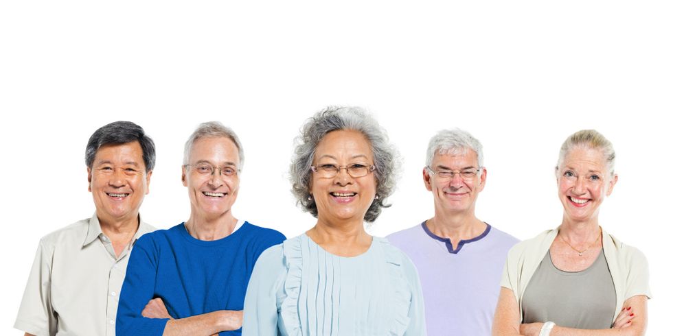 Gruppe von Seniorinnen und Senioren unterschiedlicher ethnischer Herkunft