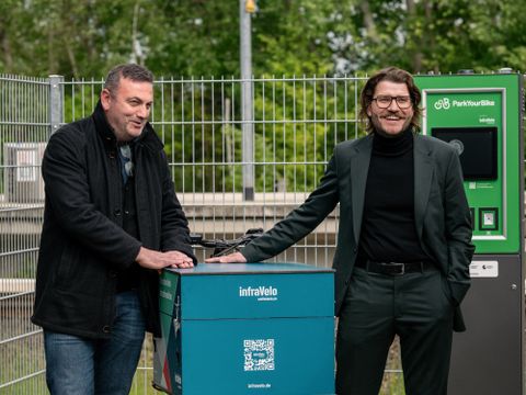 Bezirksstadtrat Urban Aykal und Michael Fugel, Geschäftsführer von infraVelo, bei der Eröffnung