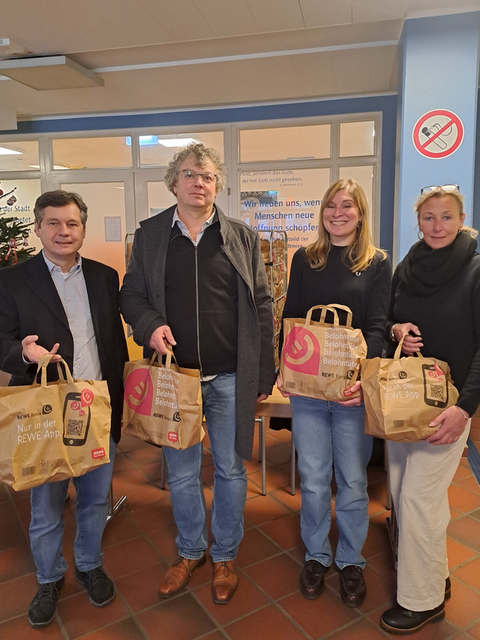 Übergabe der Weihnachtsgaben: (v.l.n.r.) Sozialstadtrat Uwe Brockhausen, Leitung des Amtes für Soziales Jörg Dobrzinski, Wohnheimleiterin Esther Deck-Münzner, Fachbereichsleiterin Allgemeine Soziale Dienste Brigitta Bachert (Bild: BA Rdf)