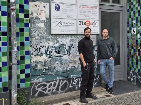 Projektleiter Philipp Kreutzer und Sozialarbeiter Florian Baumgärtner vor dem Eingang des freien Trägers Fixpunkt gGmbH