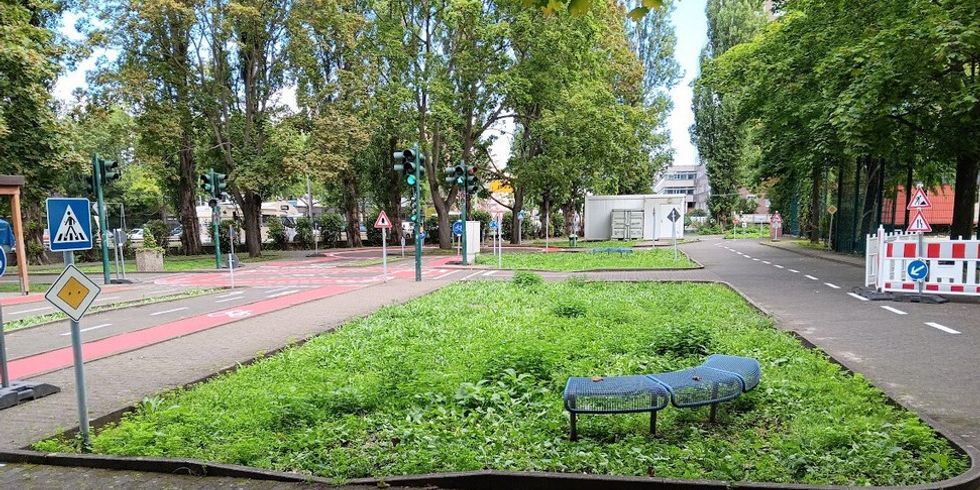 Jugendverkehrsschule Bundesallee Grüne Fläche, Sitzbank, Verkehrsschilder