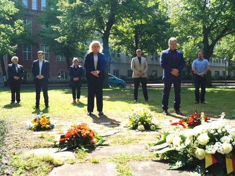 Bezirksbürgermeister Frank Balzer und die Spitzen der Bezirksverordnetenversammlung in stillem Gedenken. (Bild: BA Reinickendorf)