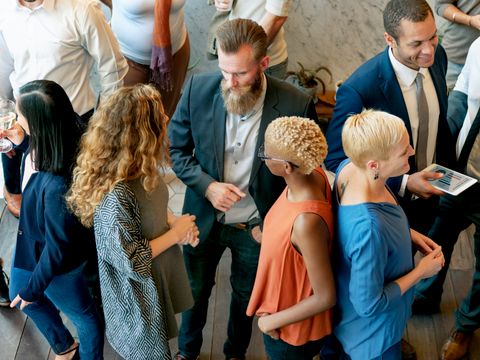 verschiedene Menschen stehen zusammen und unterhalten sich