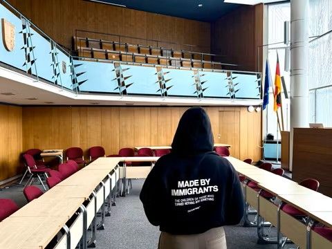 Der Pulli ist für Chantal mehr als ein Oberteil, er ist auch ein politisches Statement: „Hergestellt von Immigrant*innen – den Kindern derer, die aus dem Nichts etwas geschaffen haben.“