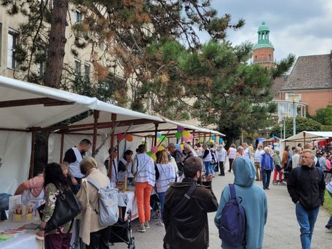 Feststimmung am Rathaus, auch das Wetter spielte mit. (Bild: BA Reinickendorf)