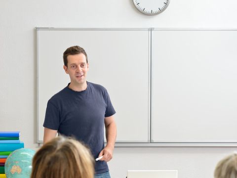 Lehrer_beim_Unterricht_in_der_Klasse