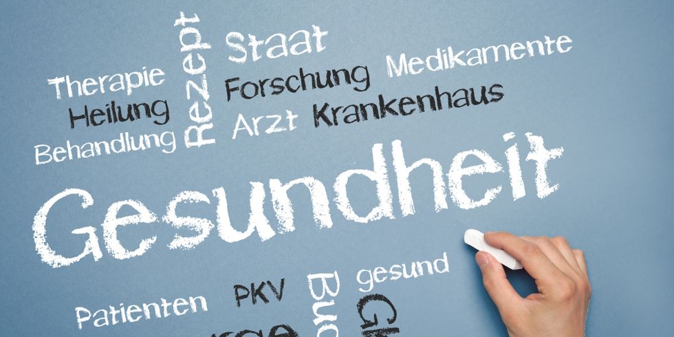 Auf einer Tafel wurden verschiedene Ausdrücke aus dem Bereich Gesundheit mit Kreide geschrieben. In der Mitte der Tafel steht das Wort "Gesundheit" vergrößert. Drum herum wurden z. B. die Wörter: Therapie, Heilung, Behandlung, Patienten usw. geschrieben.