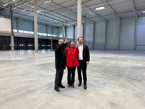 Bezirksstadträtin Korinna Stephan mit Hannes Möller (Prologis, re.) und Wolfgang Branoner (SNPC) bei der Besichtigung. (Bild: Prologis)